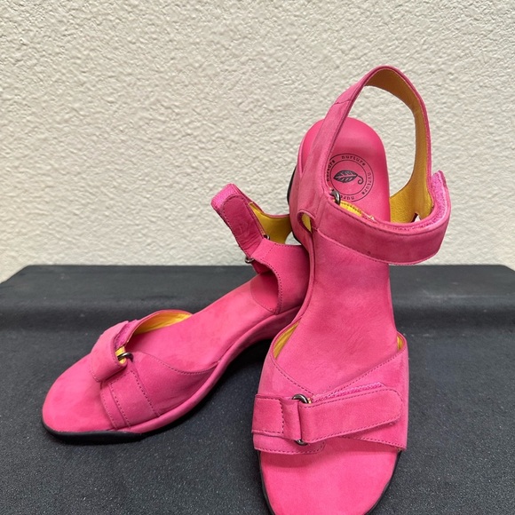 Nurture by Lamaze Pink Wedge Shoes with Elegant Design - Picture 1 of 6